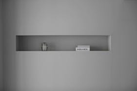 【祐天寺駅5分/2F】アパレル展示会に最適な明るいトーンのスムースモルタルの床と淡いグレーの壁 大きなダイニングテーブルが印象的な撮影スタジオ