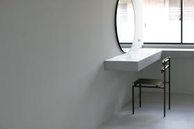 【祐天寺駅5分/2F】アパレル展示会に最適な明るいトーンのスムースモルタルの床と淡いグレーの壁 大きなダイニングテーブルが印象的な撮影スタジオ