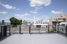 【祐天寺駅5分/2F】アパレル展示会に最適な明るいトーンのスムースモルタルの床と淡いグレーの壁 大きなダイニングテーブルが印象的な撮影スタジオ