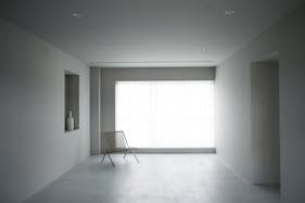 【祐天寺駅5分/2F】アパレル展示会に最適な明るいトーンのスムースモルタルの床と淡いグレーの壁 大きなダイニングテーブルが印象的な撮影スタジオ