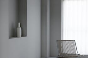 【祐天寺駅5分/2F】アパレル展示会に最適な明るいトーンのスムースモルタルの床と淡いグレーの壁 大きなダイニングテーブルが印象的な撮影スタジオ