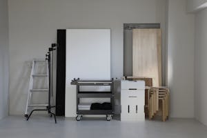 【祐天寺駅5分/2F】アパレル展示会に最適な明るいトーンのスムースモルタルの床と淡いグレーの壁 大きなダイニングテーブルが印象的な撮影スタジオ