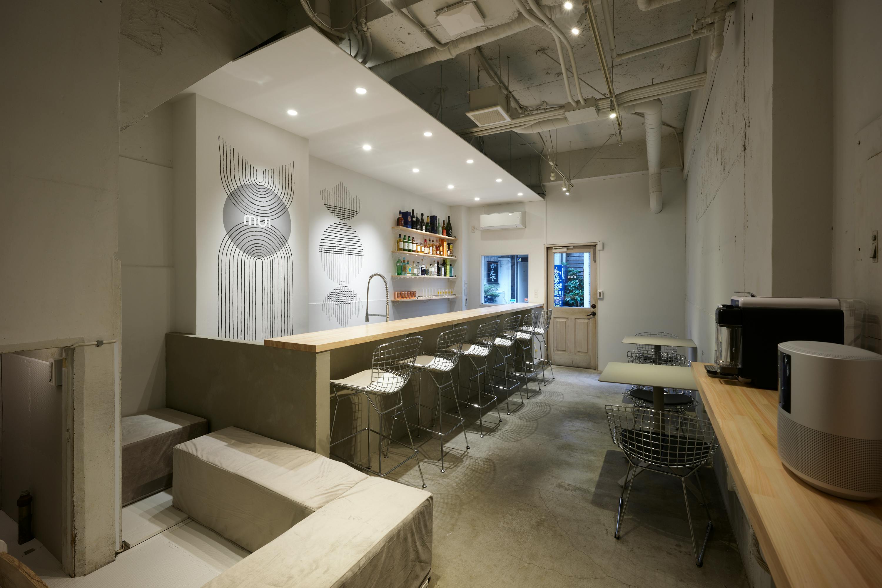 【高円寺駅3分】ポップアップや飲食ビジネスチャレンジ、展示会に最適な白を基調としたスタイリッシュなレンタルスペース