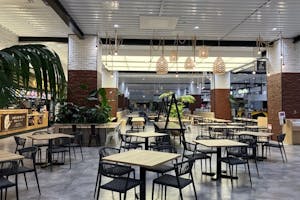 【横浜ワールドポーターズ】1Fフードホールステッカー広告