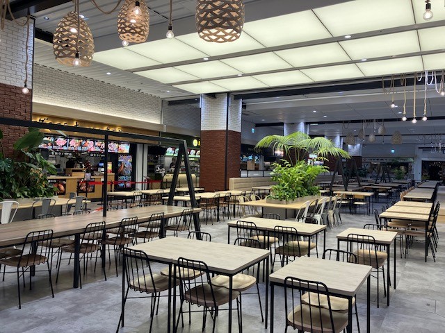 【横浜ワールドポーターズ】1Fフードホールステッカー広告