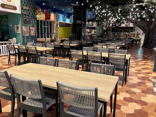 【横浜ワールドポーターズ】1Fフードホールステッカー広告