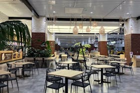 【横浜ワールドポーターズ】1Fフードホールステッカー広告