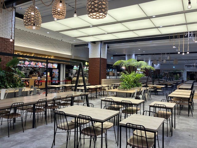 【横浜ワールドポーターズ】1Fフードホールステッカー広告