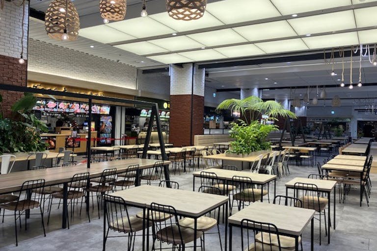 【横浜ワールドポーターズ】1Fフードホールステッカー広告の画像1