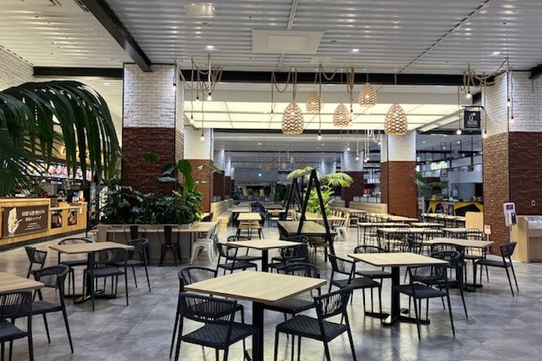 【横浜ワールドポーターズ】1Fフードホールステッカー広告の画像2