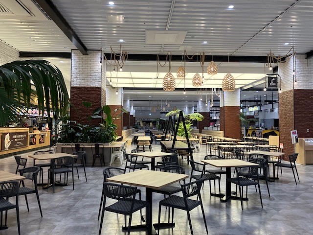 【横浜ワールドポーターズ】1Fフードホールステッカー広告