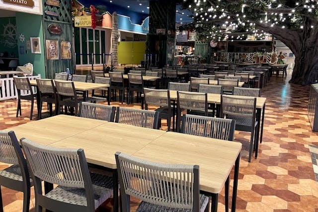 【横浜ワールドポーターズ】1Fフードホールステッカー広告