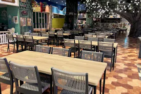 【横浜ワールドポーターズ】1Fフードホールステッカー広告