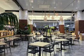 【横浜ワールドポーターズ】1Fフードホールステッカー広告