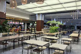 【横浜ワールドポーターズ】1Fフードホールステッカー広告