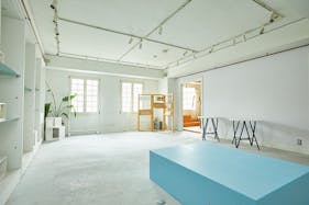 【外苑前駅10分】展示会や撮影に適した自然光差し込む什器が豊富なイベントスペース