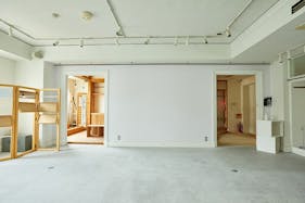 【外苑前駅10分】展示会や撮影に適した自然光差し込む什器が豊富なイベントスペース