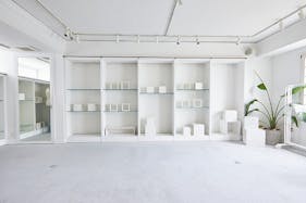 【外苑前駅10分】展示会や撮影に適した自然光差し込む什器が豊富なイベントスペース