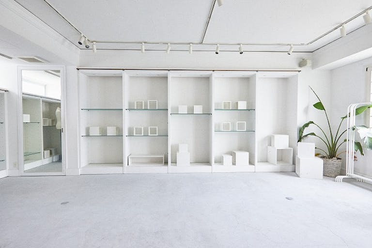 【外苑前駅10分】展示会や撮影に適した自然光差し込む什器が豊富なイベントスペースの画像4