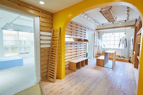 【外苑前駅10分】展示会や撮影に適した自然光差し込む什器が豊富なイベントスペース