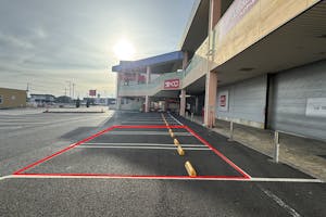 【ヘイワールド!!/レインボーエリアA】キッチンカーやプロモーションイベントで利用可能!メイン駐車場から館内入口に面した屋外スペース