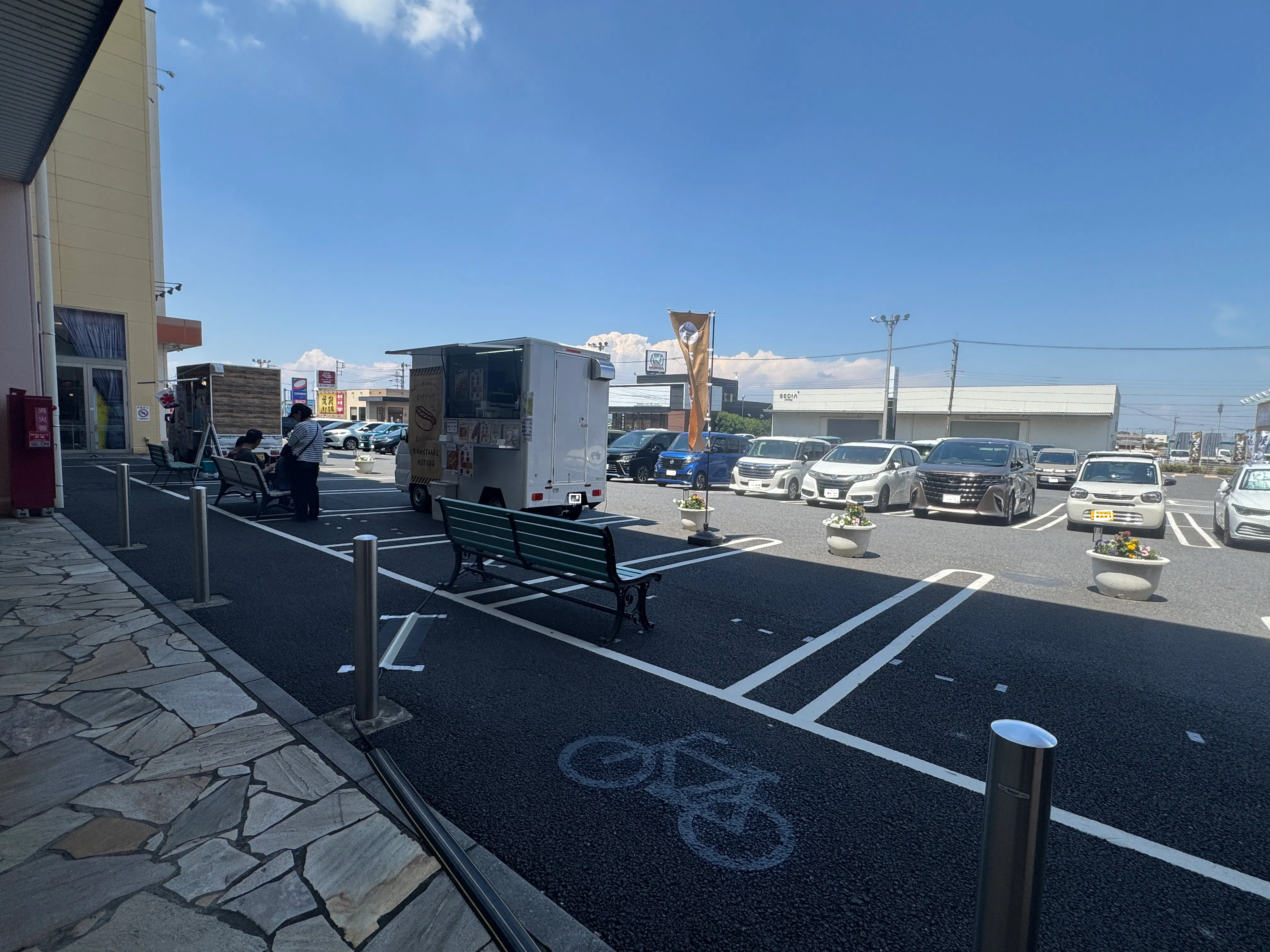 【ヘイワールド!!／レインボーエリアA】キッチンカーやプロモーションイベントで利用可能！メイン駐車場から館内入口に面した屋外スペース