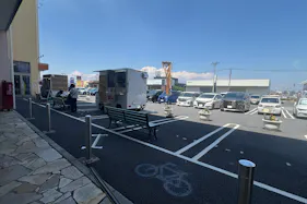 【ヘイワールド!!/レインボーエリアA】キッチンカーやプロモーションイベントで利用可能!メイン駐車場から館内入口に面した屋外スペース