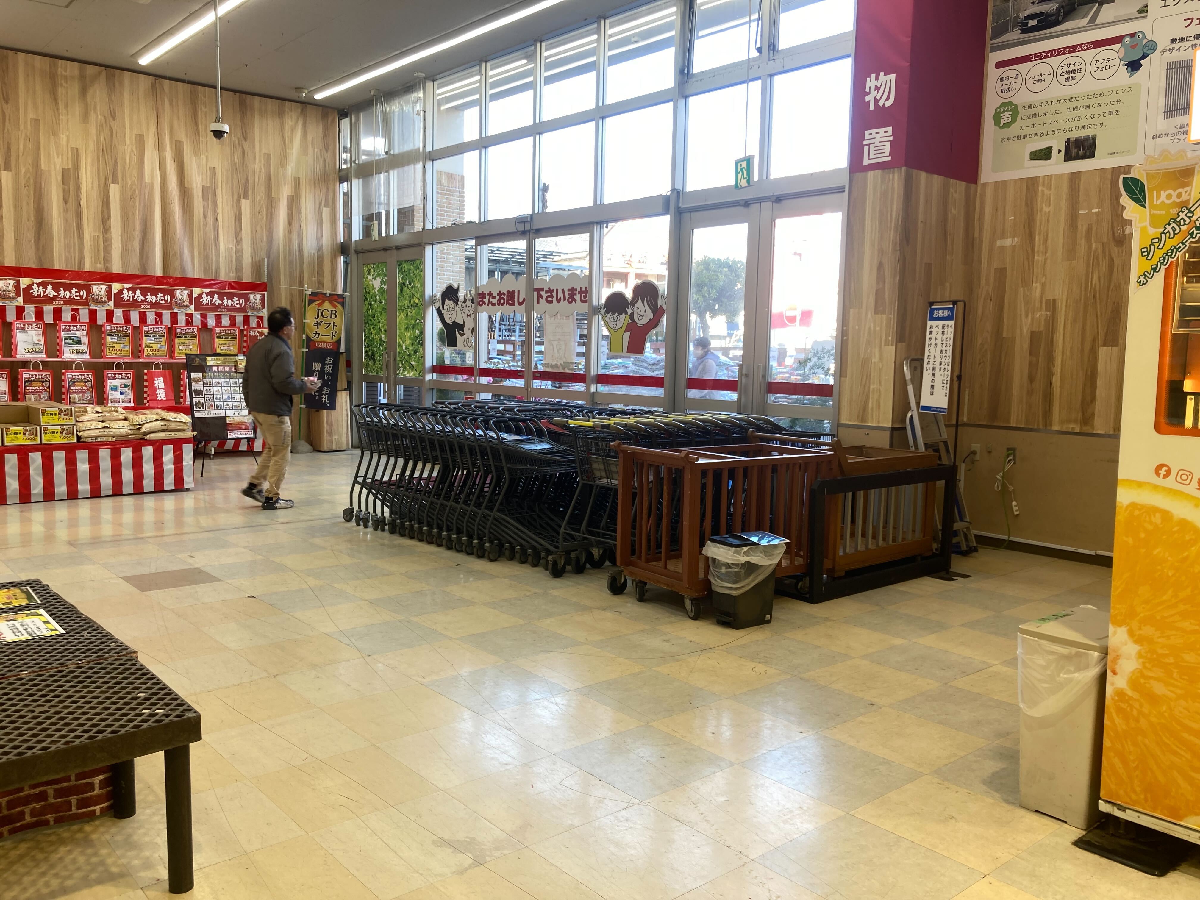 【ユニディ松戸ときわ平店】1階風除室　プロモーション・物販に最適な風除室イベントスペース