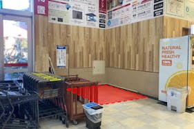 【ユニディ松戸ときわ平店】1階風除室 プロモーション・物販に最適な風除室イベントスペース