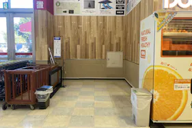 【ユニディ松戸ときわ平店】1階風除室 プロモーション・物販に最適な風除室イベントスペース