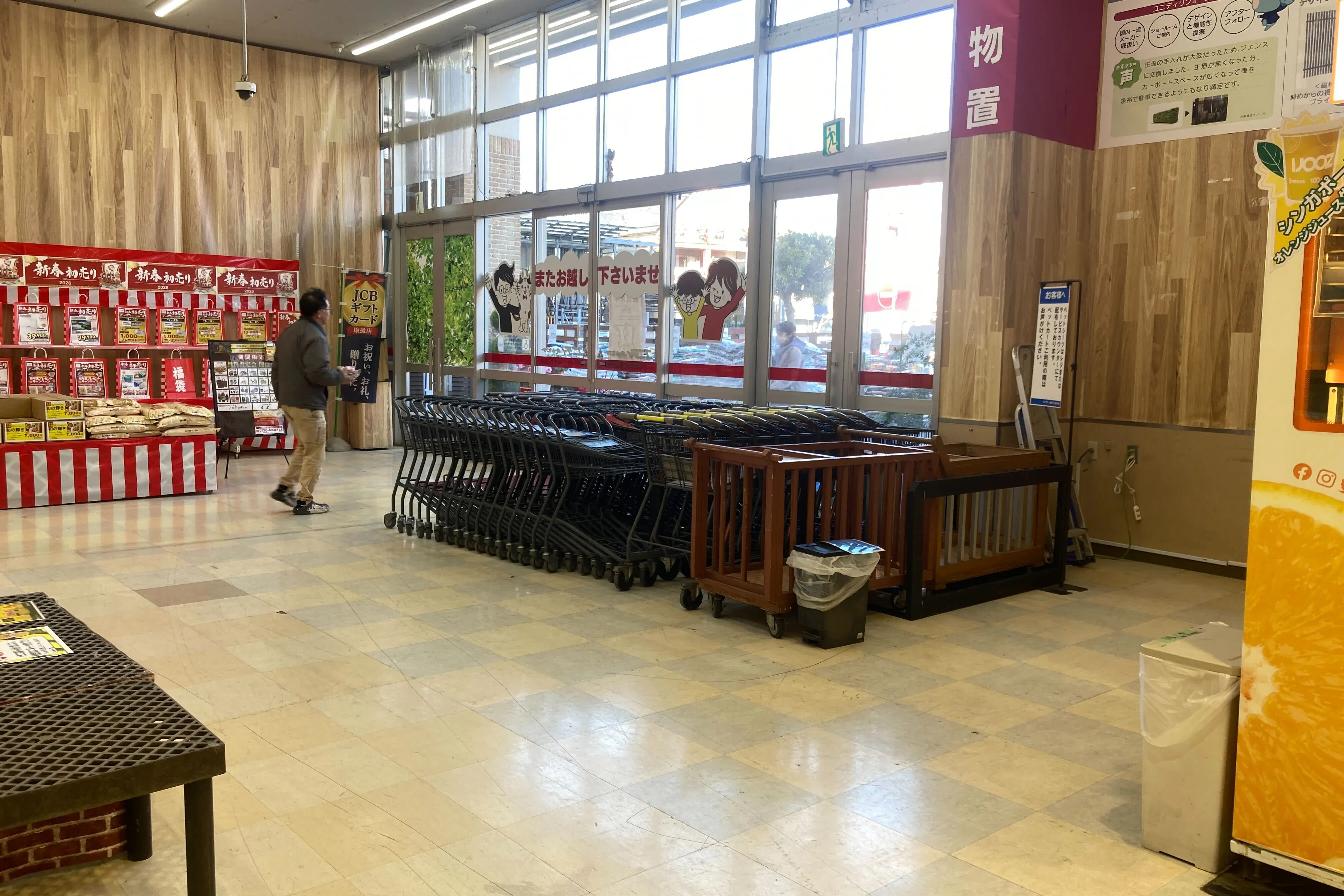 【ユニディ松戸ときわ平店】1階風除室 プロモーション・物販に最適な風除室イベントスペース
