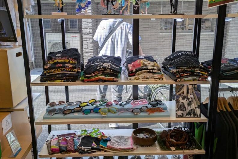 【高円寺駅7分】1ラックから出店可能で委託販売に最適!高円寺ルック商店街沿いにあるアパレルショップの販売棚を利用したレンタルスペース(1)