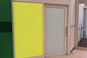 【イオンモール鶴見緑地】モール内広告 出入口横壁面