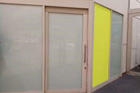 【イオンモール鶴見緑地】モール内広告 出入口横壁面