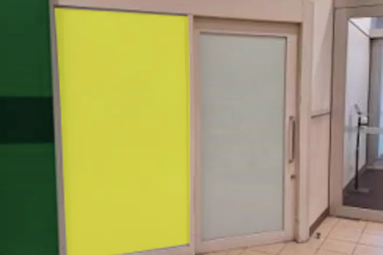 【イオンモール鶴見緑地】モール内広告 出入口横壁面の画像1