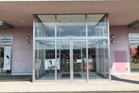 【ギフトプラザ大河原店】物販ポップアップストアや、出張販売、プロモーションイベントに適したギフトショップ正面入り口のイベントスペースA(in shop)