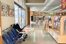 【ギフトプラザ大河原店】物販ポップアップストアや、出張販売、プロモーションイベントに適したギフトショップ正面入り口のイベントスペースA(in shop)