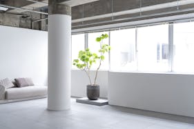 【六本木一丁目駅5分】展示会や撮影・収録、ポップアップストア等に最適な白壁のシンプルなイベントスペース