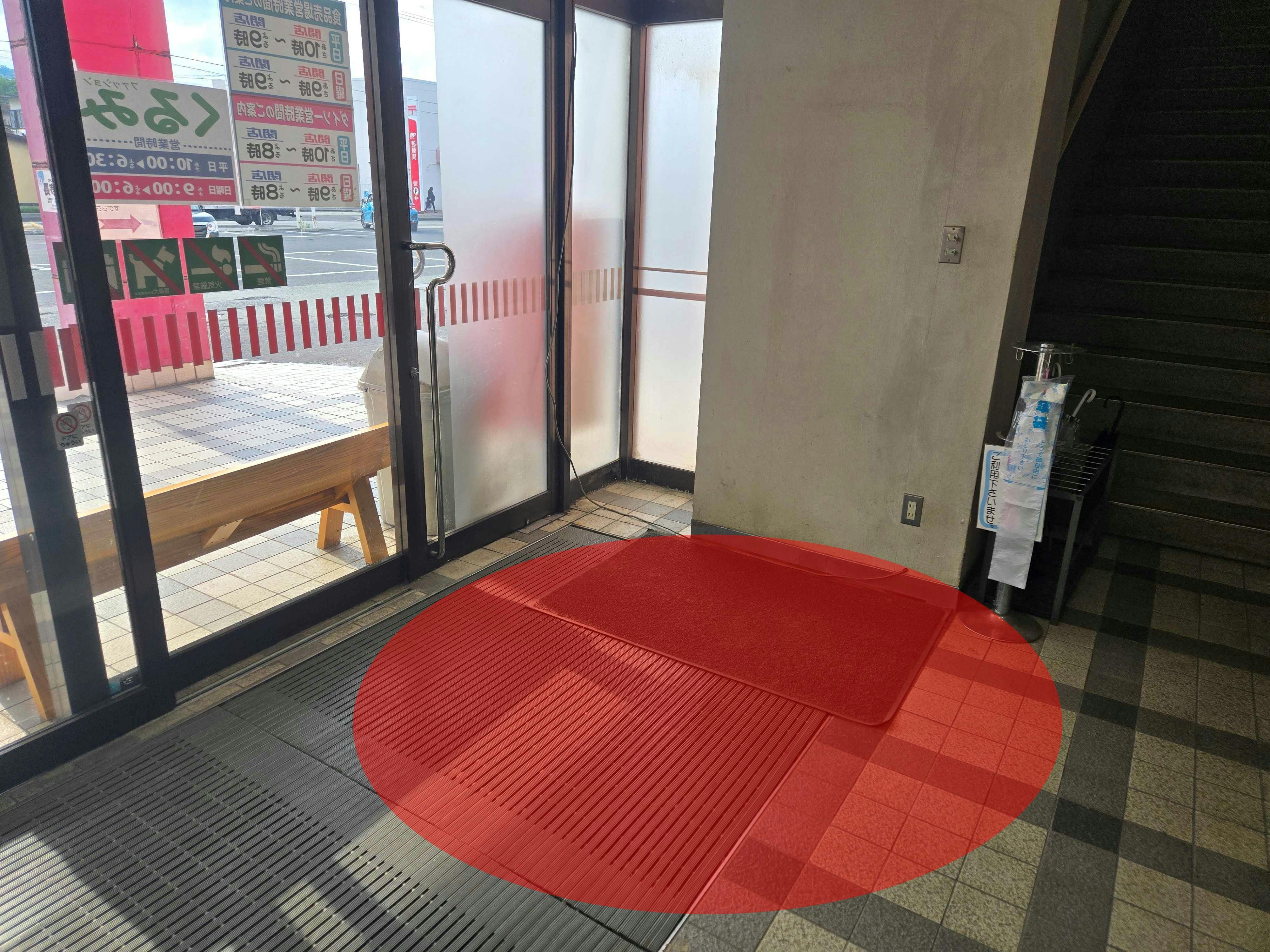 【ショッピングプラザベル山辺店】物販や販促プロモーションに最適な風除室にあるレンタルスペースの画像