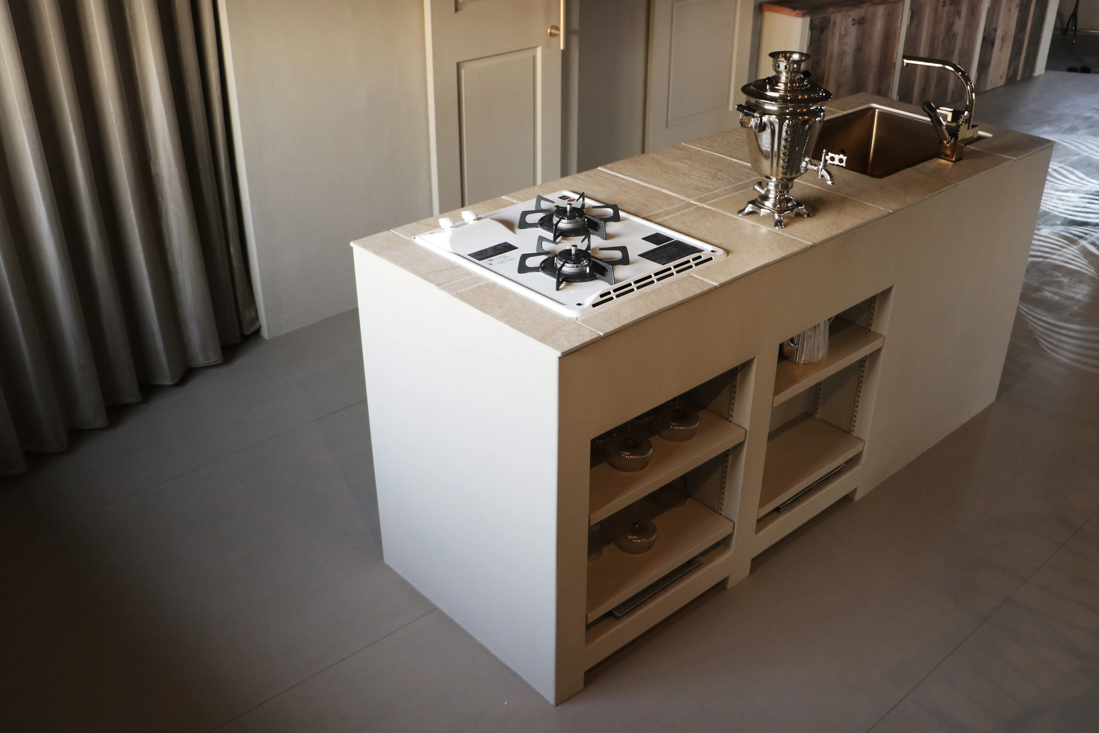 【錦駅10分】アパレルの展示会・受注販売会や個展などのギャラリー用途、ポップアップストアに最適な什器類の充実した琵琶湖のほとりにあるイベントスペース