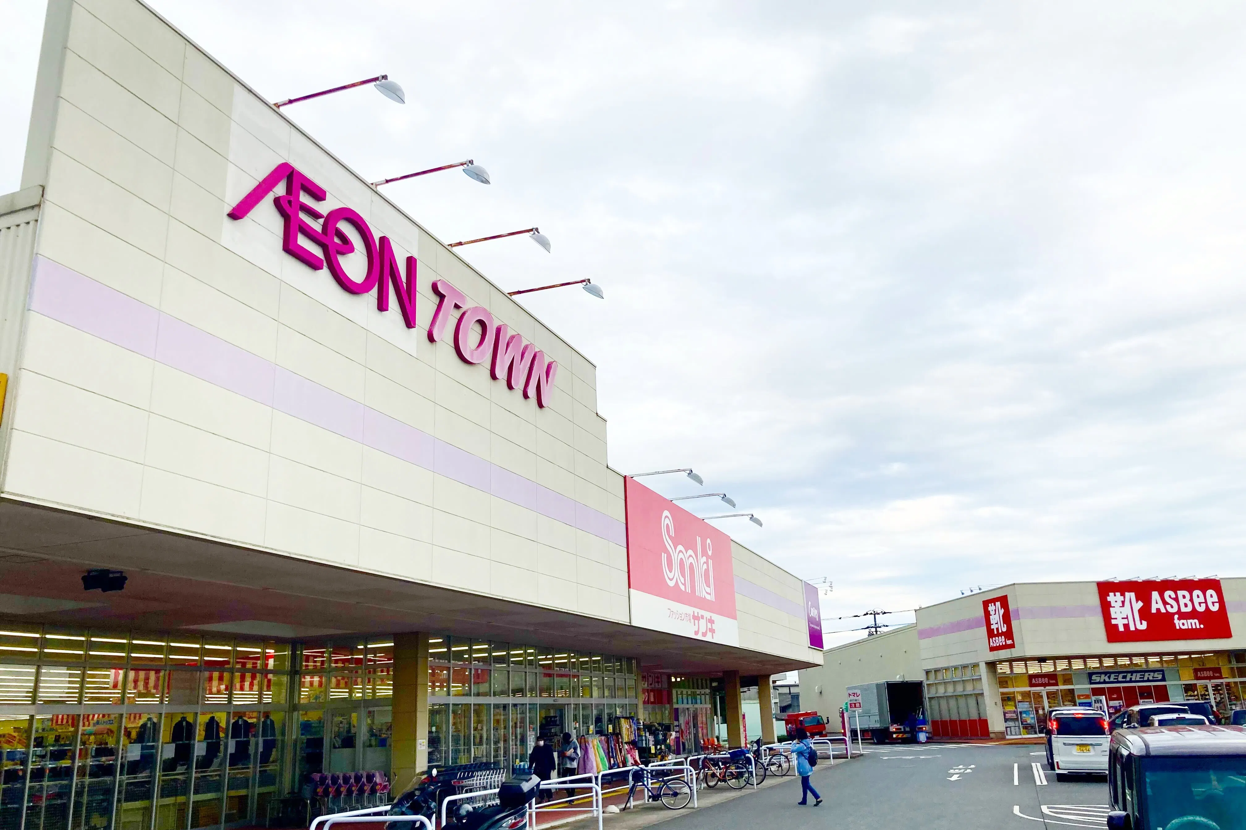 【イオンタウン野田七光台】キッチンカーに最適な施設出入口と駐車場の間にある通行量の多い屋外スペース