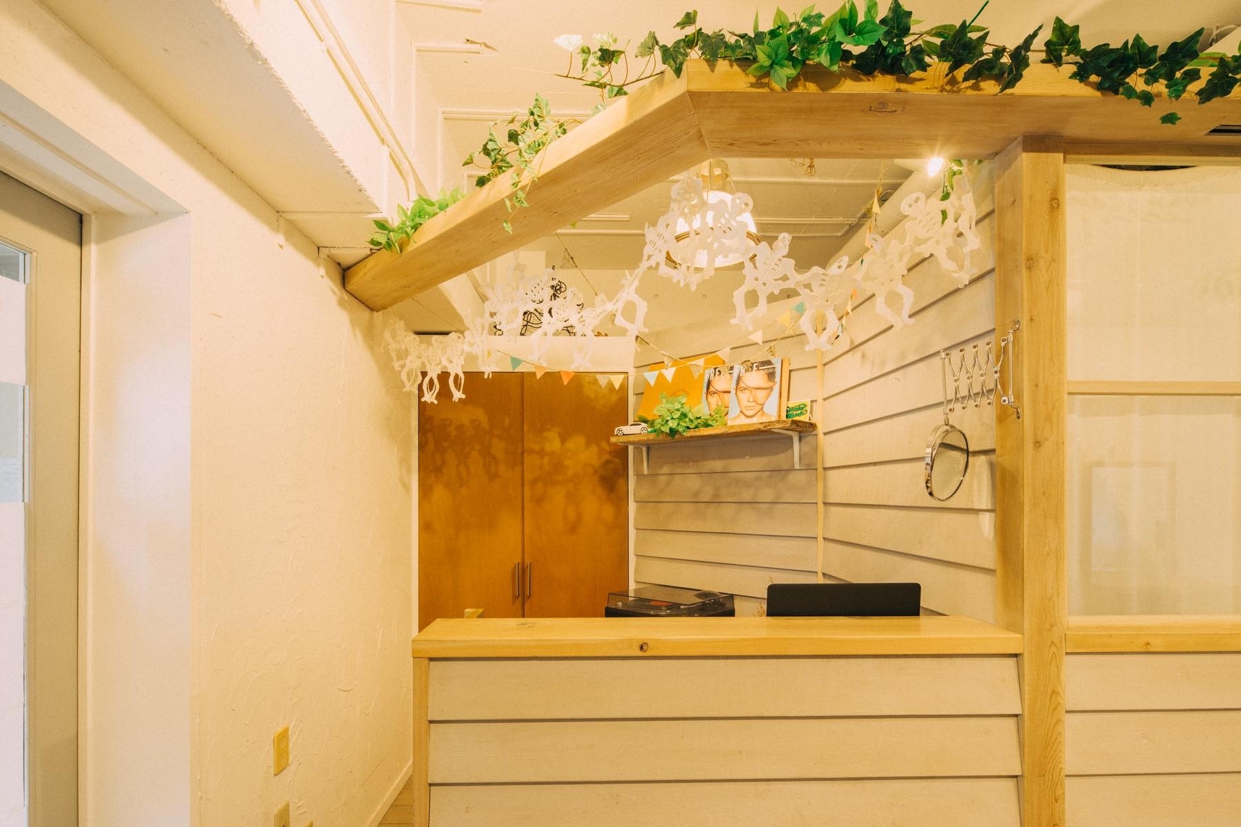 【中目黒駅3分】展示・プロモーションに適した白が基調ナチュラルテイスト美容院内レンタルスペース