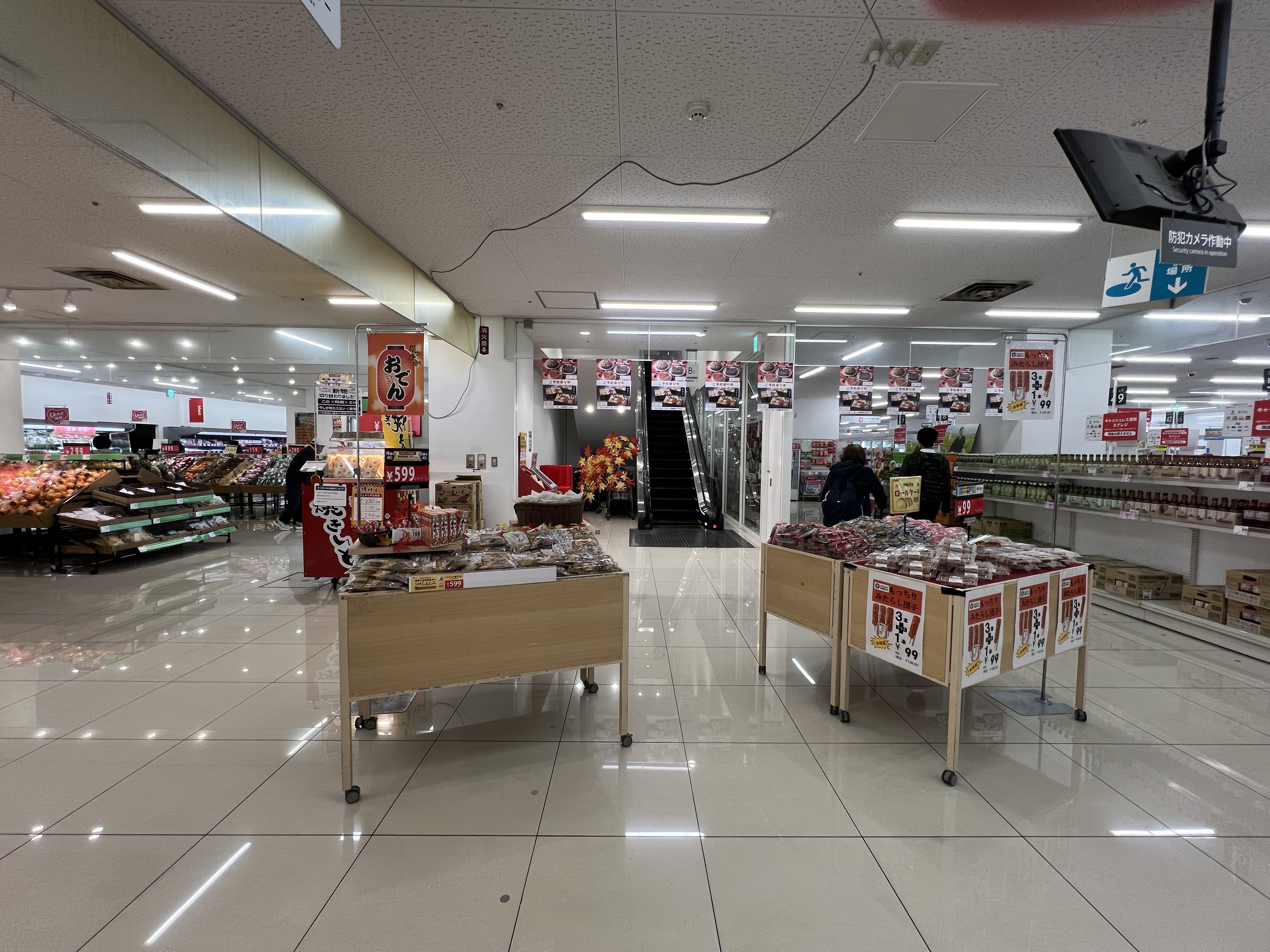 【西友　錦糸町店】B1F下りエスカレーター前　プロモーション用途や物販、食物販のポップアップストアに最適なスーパー店内催事イベントスペース