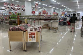 【西友 錦糸町店】B1F下りエスカレーター前 プロモーション用途や物販、食物販のポップアップストアに最適なスーパー店内催事イベントスペース