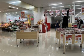 【西友 錦糸町店】B1F下りエスカレーター前 プロモーション用途や物販、食物販のポップアップストアに最適なスーパー店内催事イベントスペース