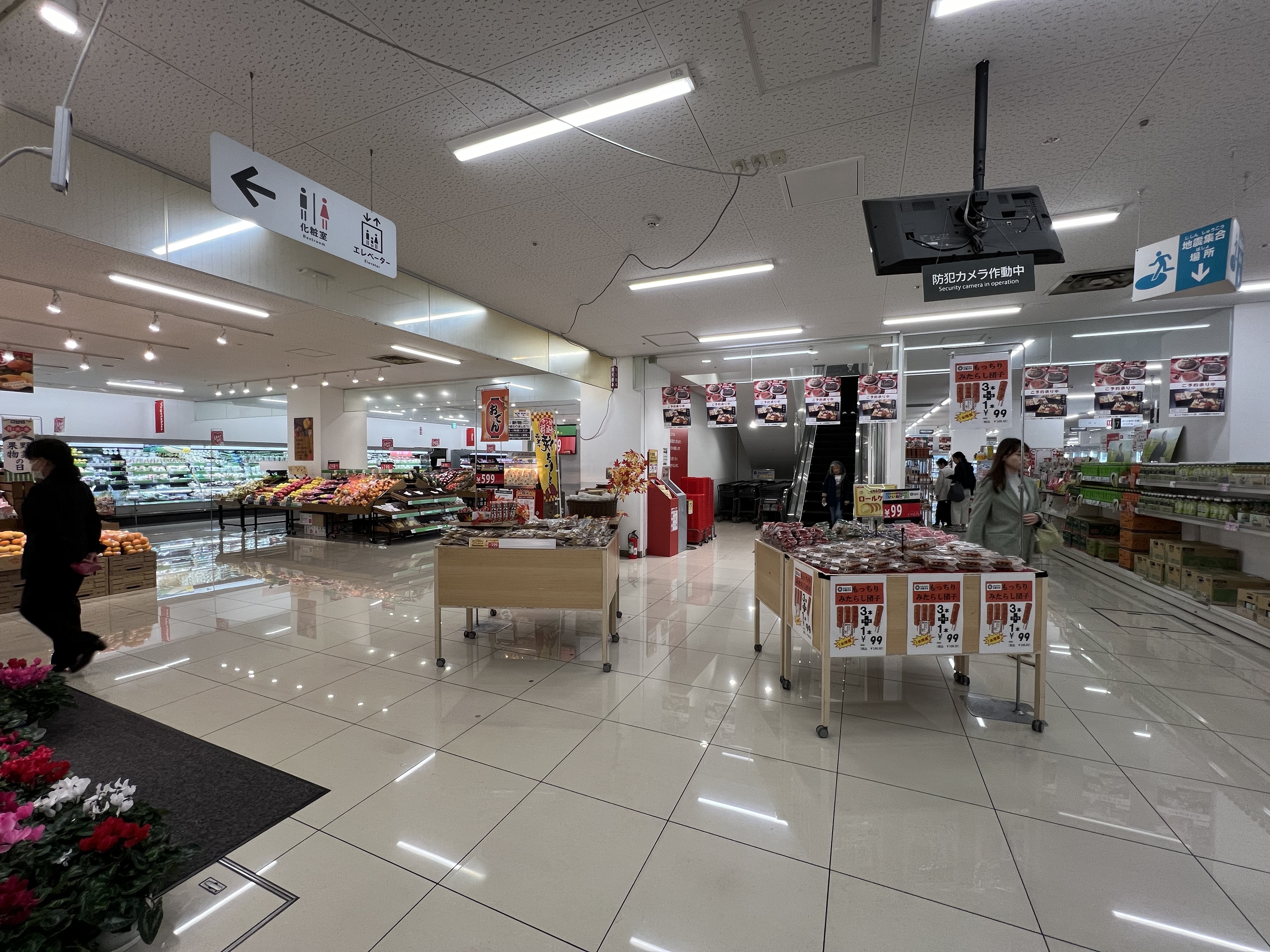 【西友　錦糸町店】B1F下りエスカレーター前　プロモーション用途や物販、食物販のポップアップストアに最適なスーパー店内催事イベントスペース