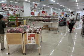 【西友 錦糸町店】B1F下りエスカレーター前 プロモーション用途や物販、食物販のポップアップストアに最適なスーパー店内催事イベントスペース