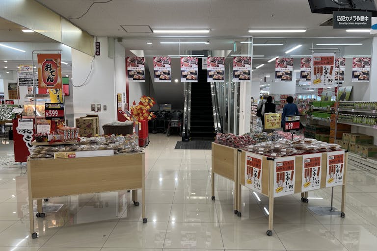 【西友 錦糸町店】B1F下りエスカレーター前 プロモーション用途や物販、食物販のポップアップストアに最適なスーパー店内催事イベントスペースの画像2