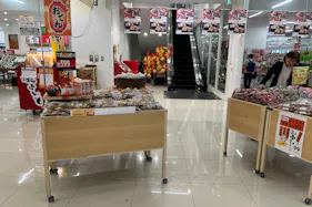 【西友 錦糸町店】B1F下りエスカレーター前 プロモーション用途や物販、食物販のポップアップストアに最適なスーパー店内催事イベントスペース