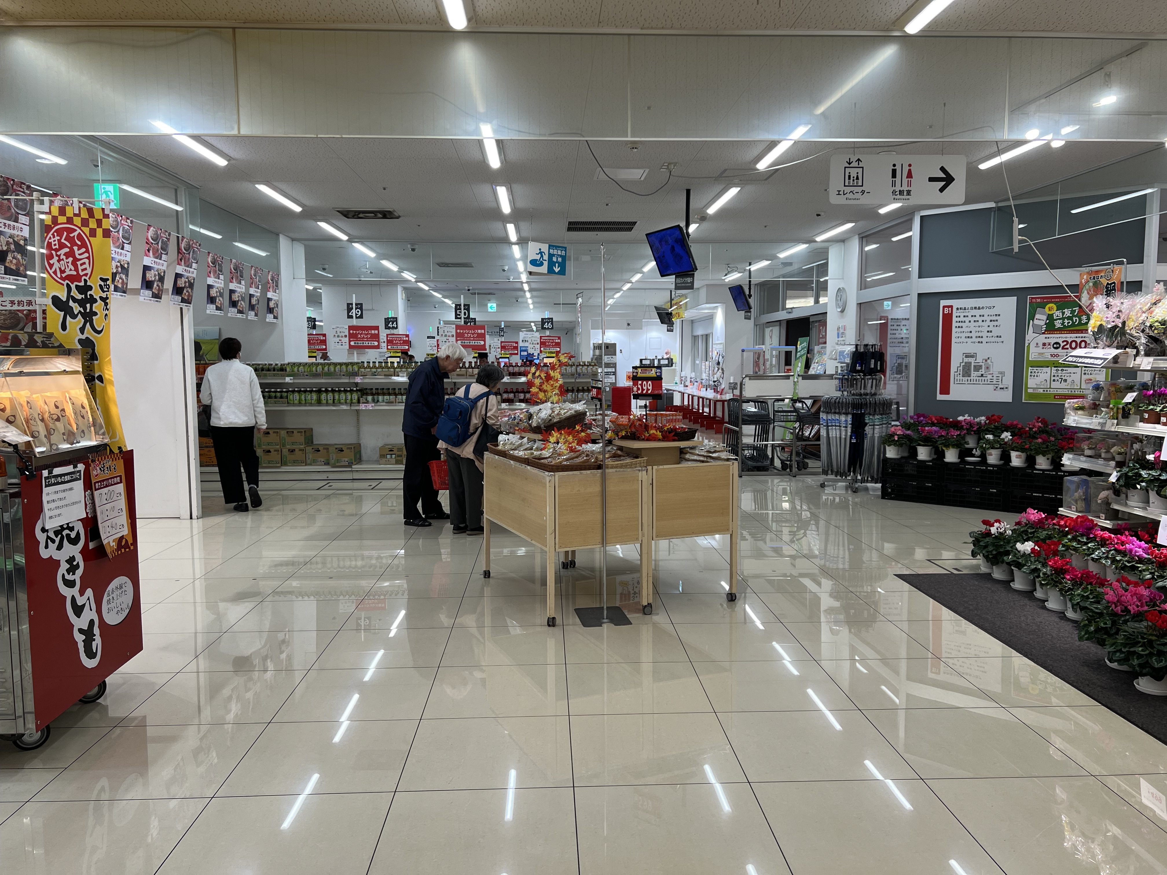 【西友　錦糸町店】B1F下りエスカレーター前　プロモーション用途や物販、食物販のポップアップストアに最適なスーパー店内催事イベントスペース